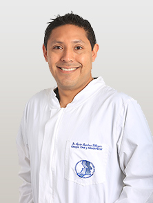 Dr. Lucio Gamboa Especialista en Cirugía Bucal y Maxilofacial <br>Especialista en Implantes